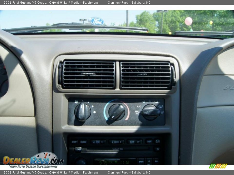 Controls of 2001 Ford Mustang V6 Coupe Photo #25