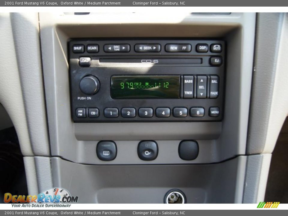 Controls of 2001 Ford Mustang V6 Coupe Photo #26