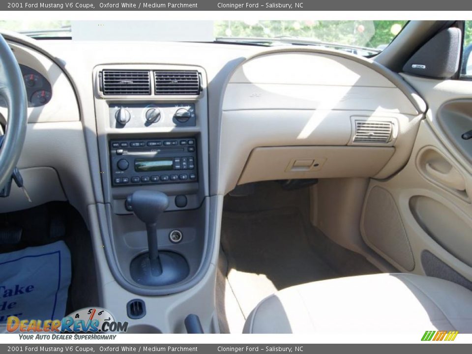 2001 Ford Mustang V6 Coupe Oxford White / Medium Parchment Photo #28