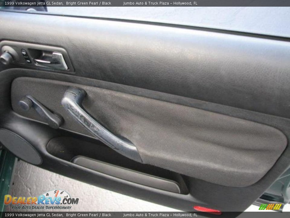 1999 Volkswagen Jetta GL Sedan Bright Green Pearl / Black Photo #16