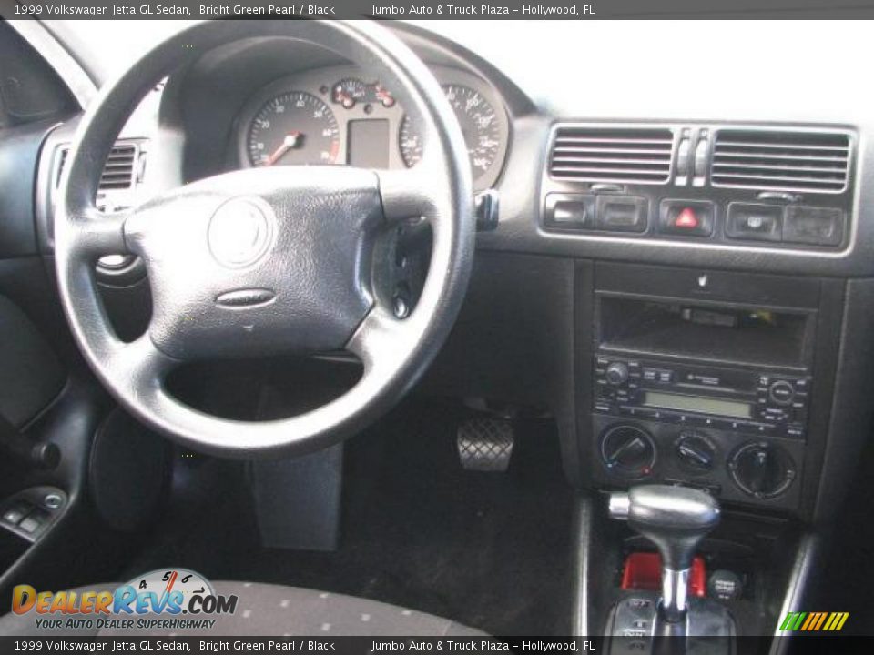 1999 Volkswagen Jetta GL Sedan Bright Green Pearl / Black Photo #17
