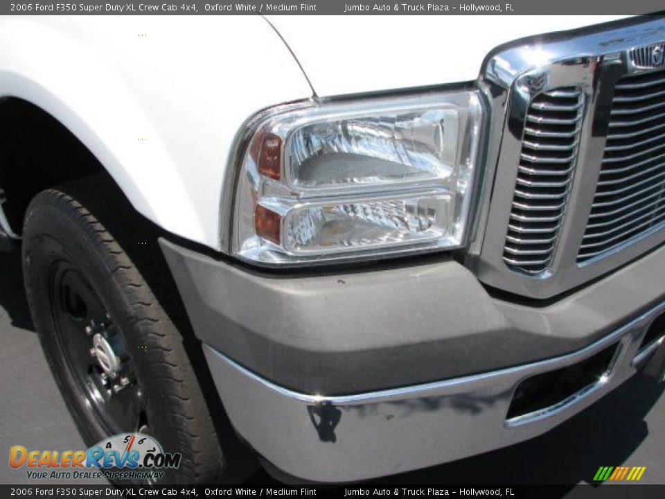 2006 Ford F350 Super Duty XL Crew Cab 4x4 Oxford White / Medium Flint Photo #2