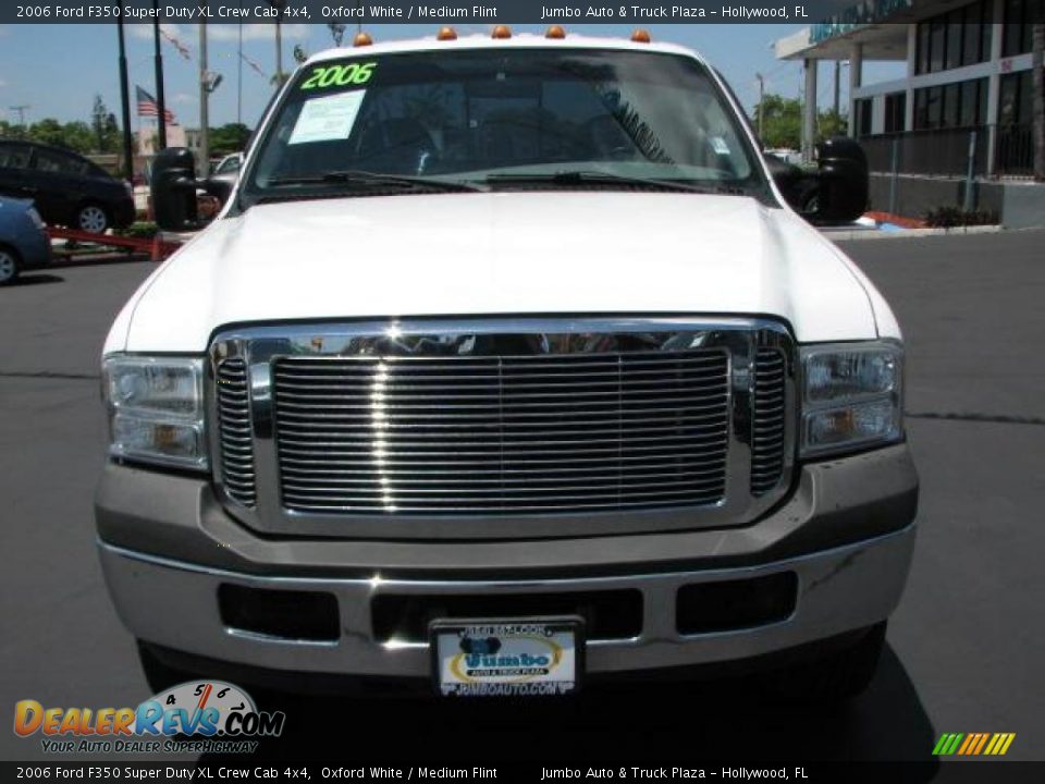 2006 Ford F350 Super Duty XL Crew Cab 4x4 Oxford White / Medium Flint Photo #3