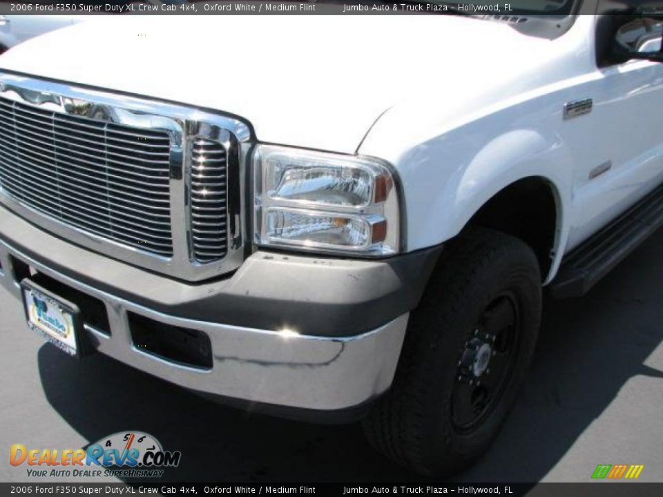 2006 Ford F350 Super Duty XL Crew Cab 4x4 Oxford White / Medium Flint Photo #4