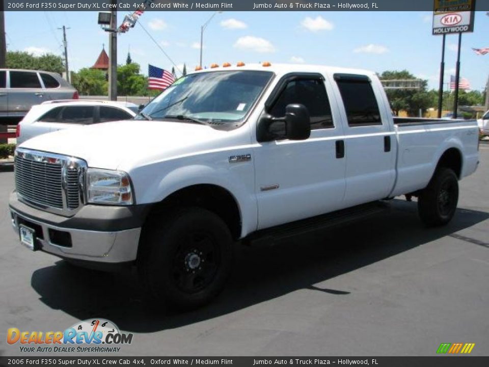 2006 Ford F350 Super Duty XL Crew Cab 4x4 Oxford White / Medium Flint Photo #5