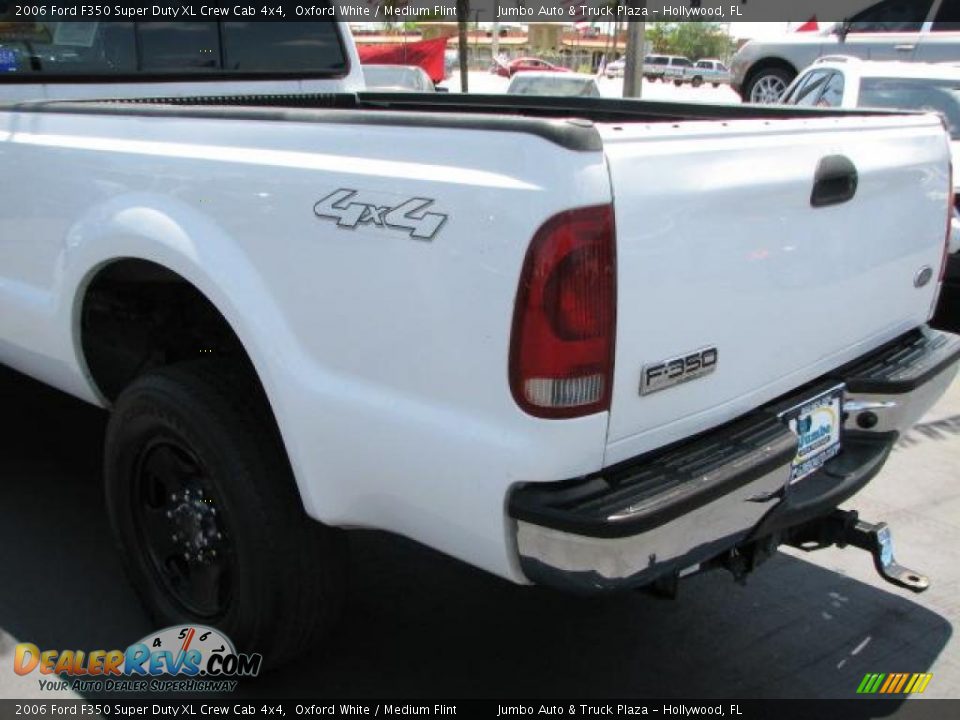 2006 Ford F350 Super Duty XL Crew Cab 4x4 Oxford White / Medium Flint Photo #8