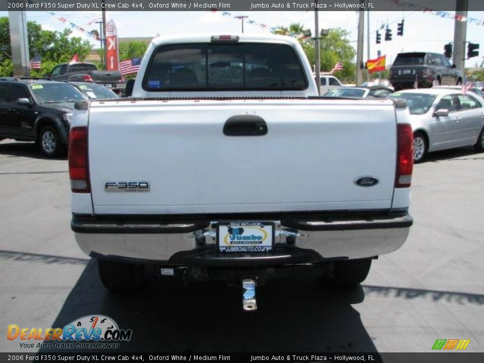 2006 Ford F350 Super Duty XL Crew Cab 4x4 Oxford White / Medium Flint Photo #9