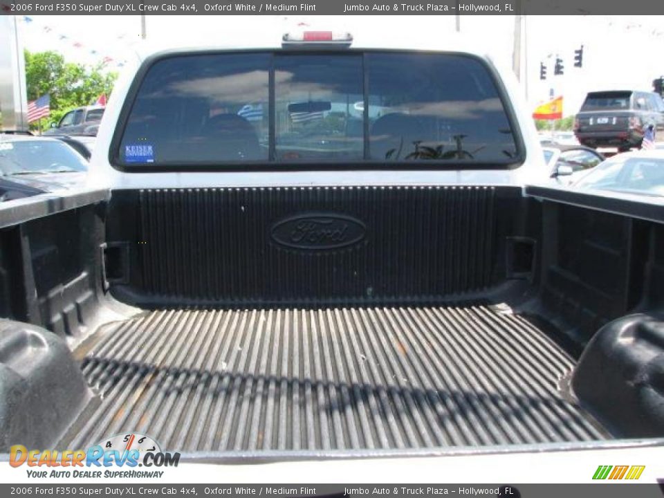 2006 Ford F350 Super Duty XL Crew Cab 4x4 Oxford White / Medium Flint Photo #10