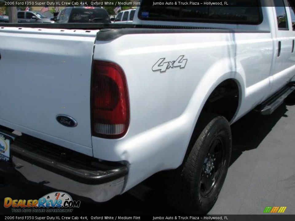 2006 Ford F350 Super Duty XL Crew Cab 4x4 Oxford White / Medium Flint Photo #11