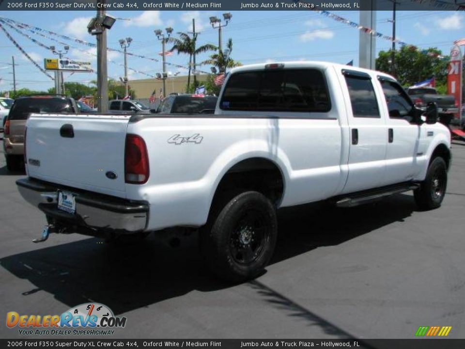 2006 Ford F350 Super Duty XL Crew Cab 4x4 Oxford White / Medium Flint Photo #12