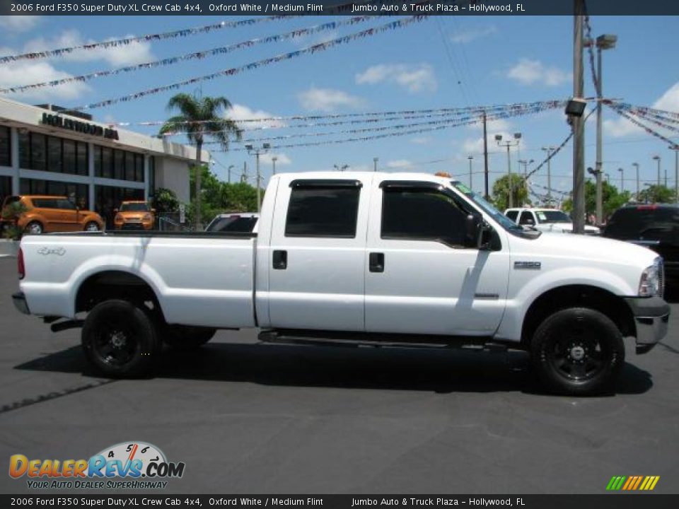 2006 Ford F350 Super Duty XL Crew Cab 4x4 Oxford White / Medium Flint Photo #13