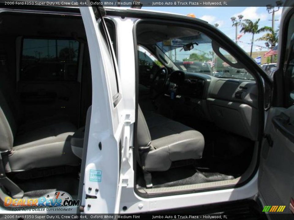 2006 Ford F350 Super Duty XL Crew Cab 4x4 Oxford White / Medium Flint Photo #14