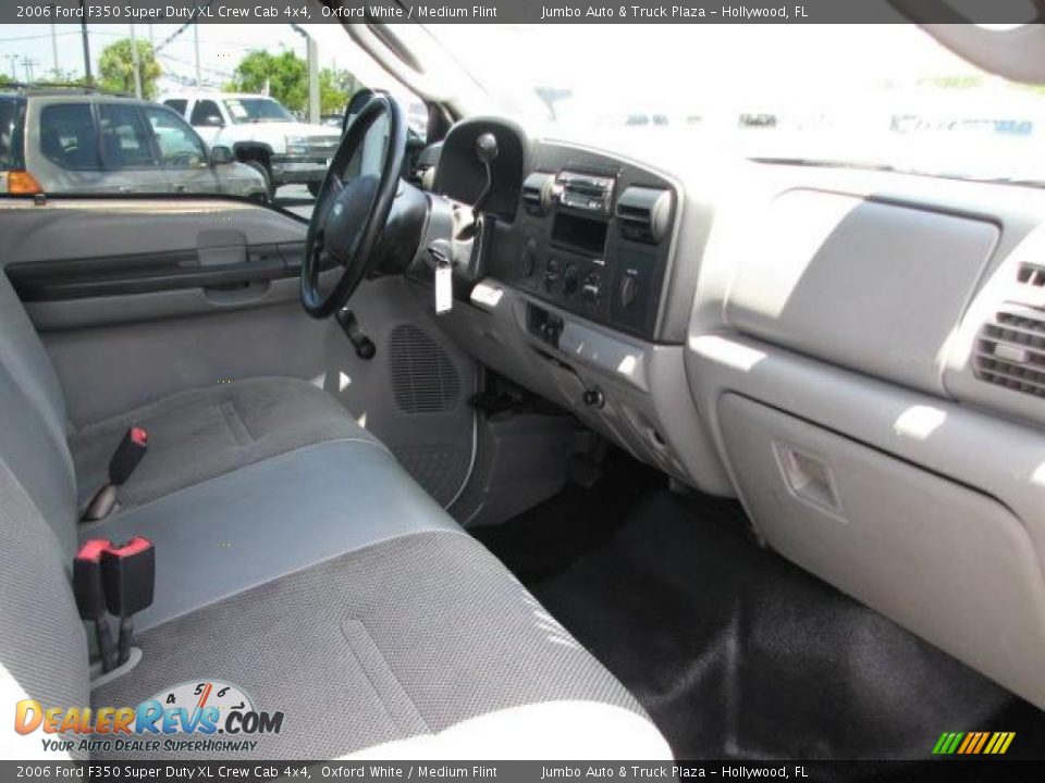 2006 Ford F350 Super Duty XL Crew Cab 4x4 Oxford White / Medium Flint Photo #15
