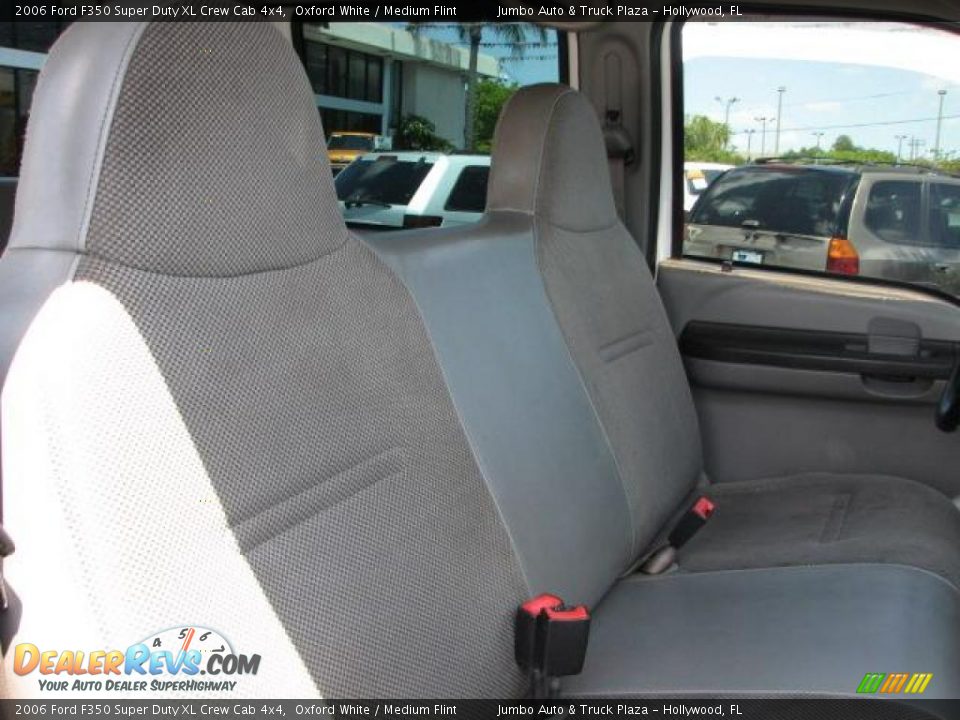 2006 Ford F350 Super Duty XL Crew Cab 4x4 Oxford White / Medium Flint Photo #16