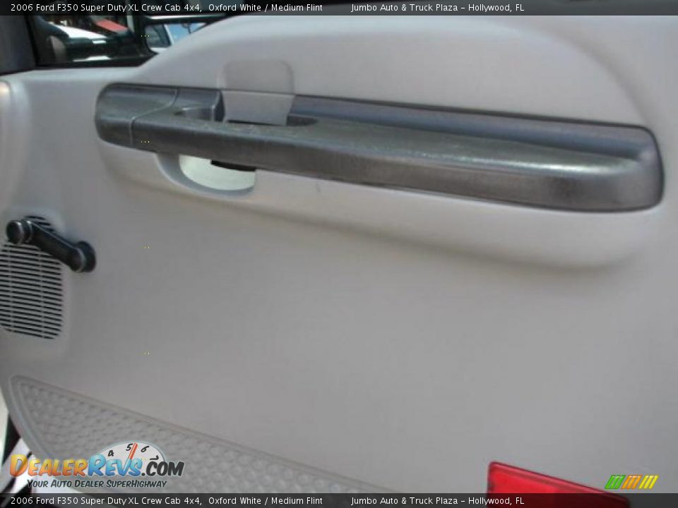 2006 Ford F350 Super Duty XL Crew Cab 4x4 Oxford White / Medium Flint Photo #17
