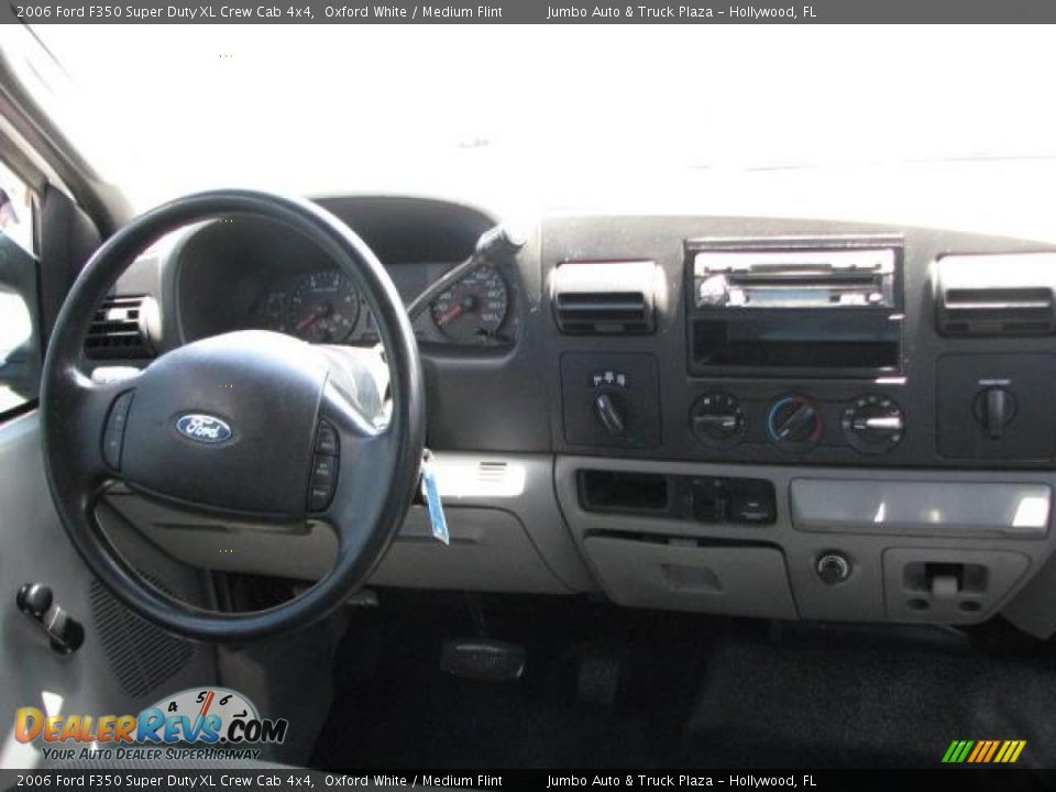 2006 Ford F350 Super Duty XL Crew Cab 4x4 Oxford White / Medium Flint Photo #18