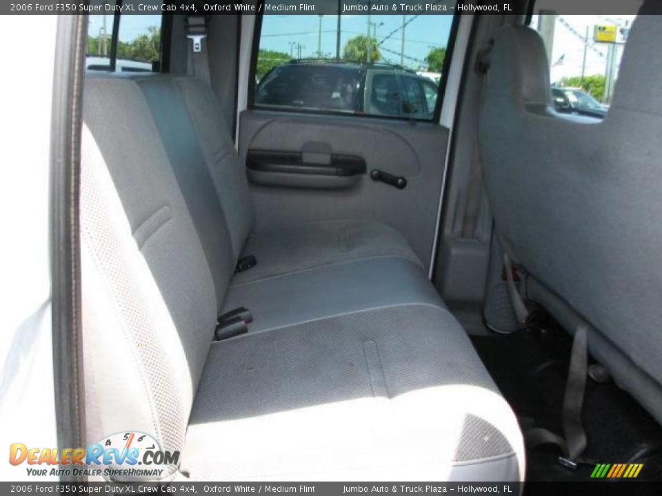 2006 Ford F350 Super Duty XL Crew Cab 4x4 Oxford White / Medium Flint Photo #20