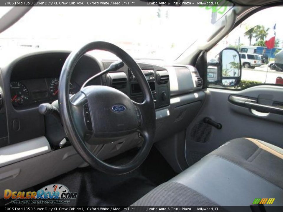 2006 Ford F350 Super Duty XL Crew Cab 4x4 Oxford White / Medium Flint Photo #21