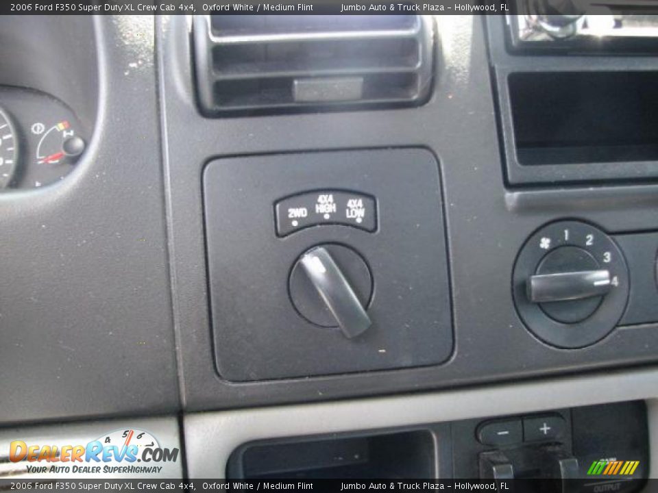 2006 Ford F350 Super Duty XL Crew Cab 4x4 Oxford White / Medium Flint Photo #22