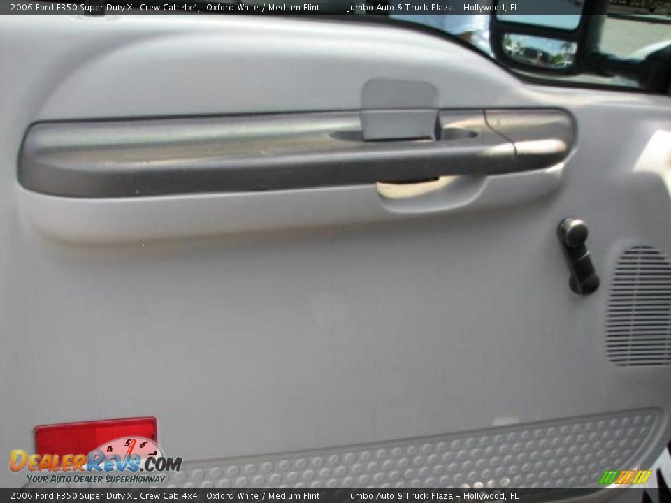 2006 Ford F350 Super Duty XL Crew Cab 4x4 Oxford White / Medium Flint Photo #24