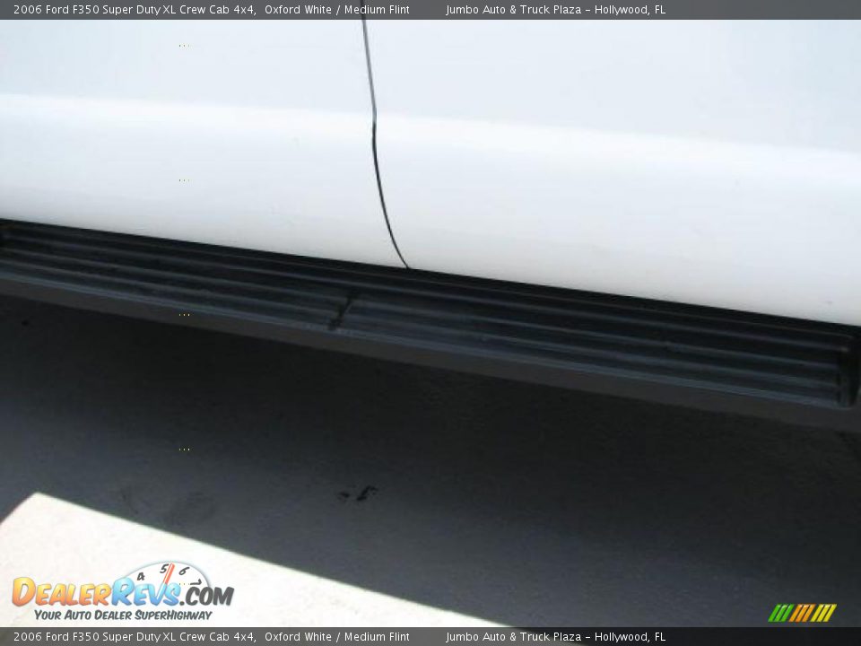 2006 Ford F350 Super Duty XL Crew Cab 4x4 Oxford White / Medium Flint Photo #25
