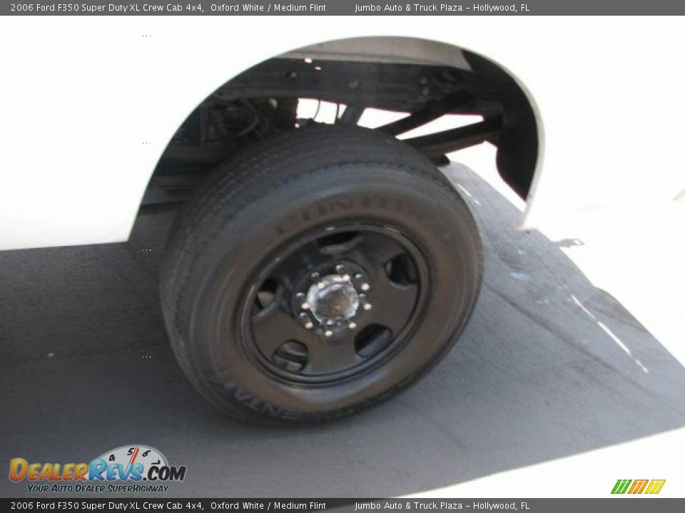 2006 Ford F350 Super Duty XL Crew Cab 4x4 Oxford White / Medium Flint Photo #26