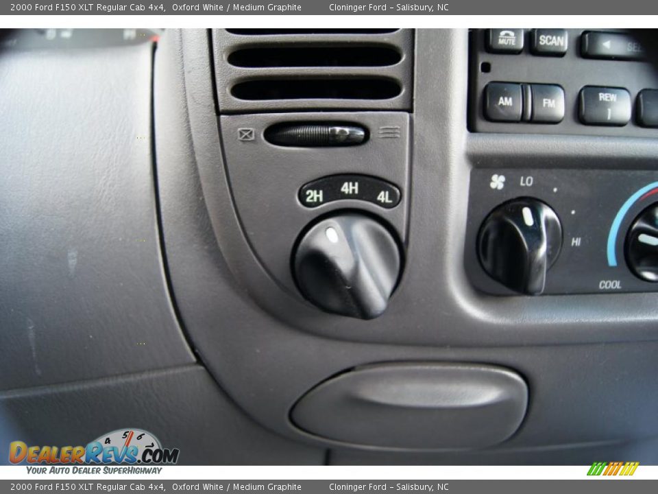 Controls of 2000 Ford F150 XLT Regular Cab 4x4 Photo #29