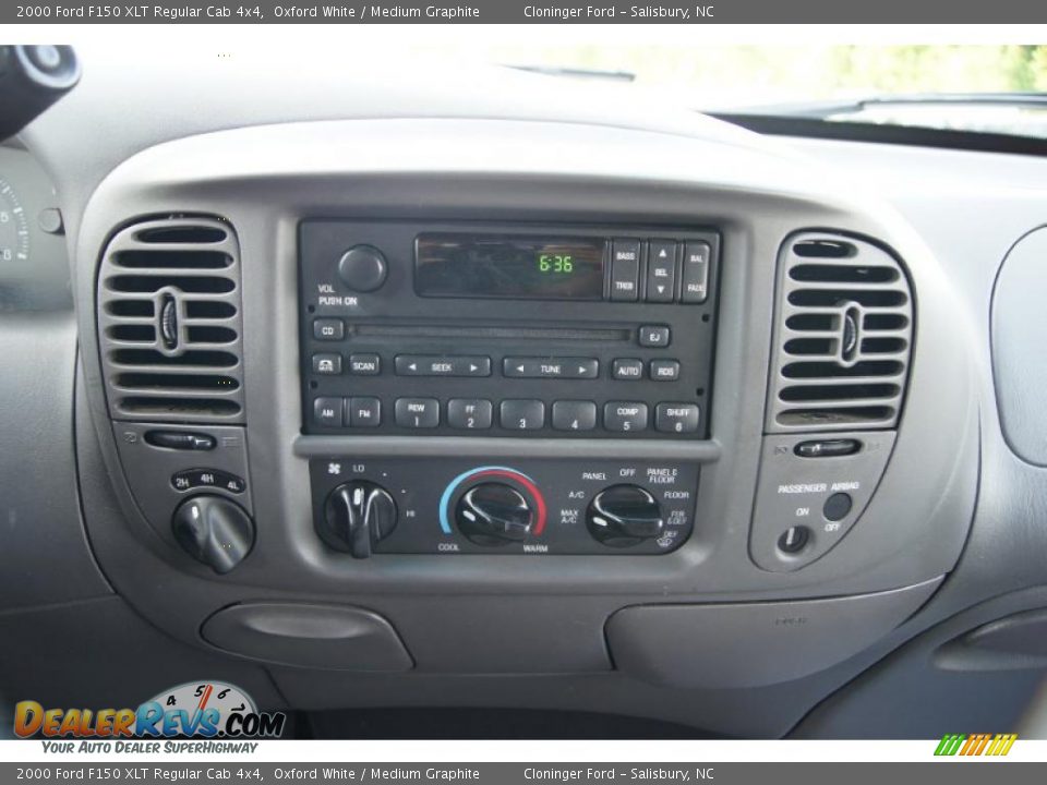 Controls of 2000 Ford F150 XLT Regular Cab 4x4 Photo #30