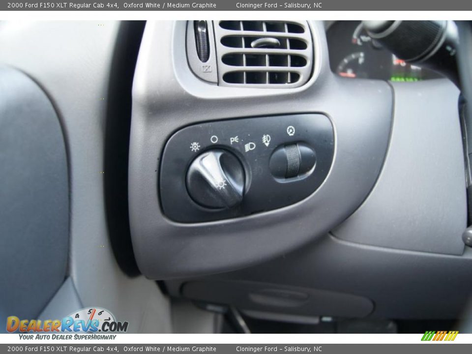 2000 Ford F150 XLT Regular Cab 4x4 Oxford White / Medium Graphite Photo #33