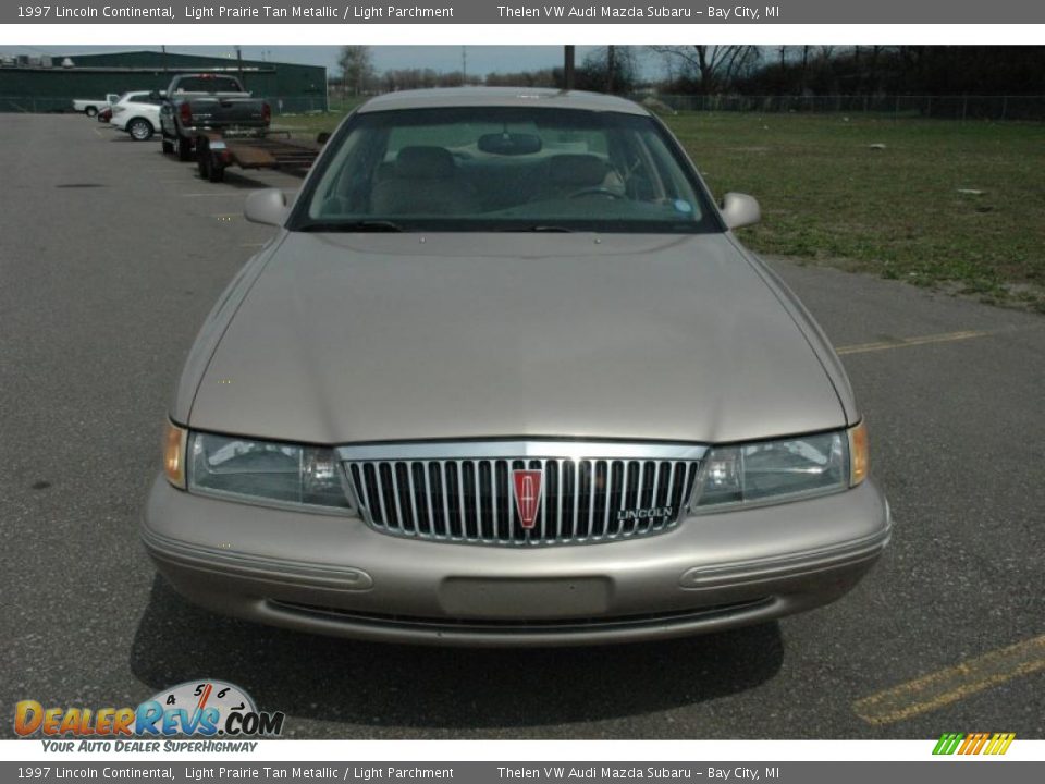 1997 Lincoln Continental Light Prairie Tan Metallic / Light Parchment Photo #2