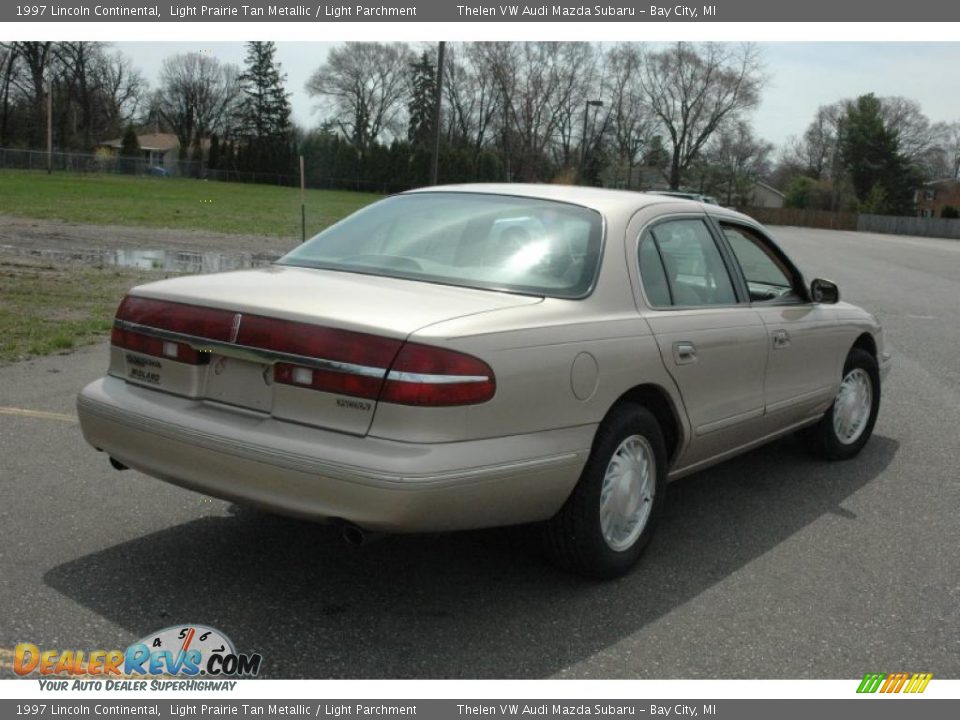 1997 Lincoln Continental Light Prairie Tan Metallic / Light Parchment Photo #4