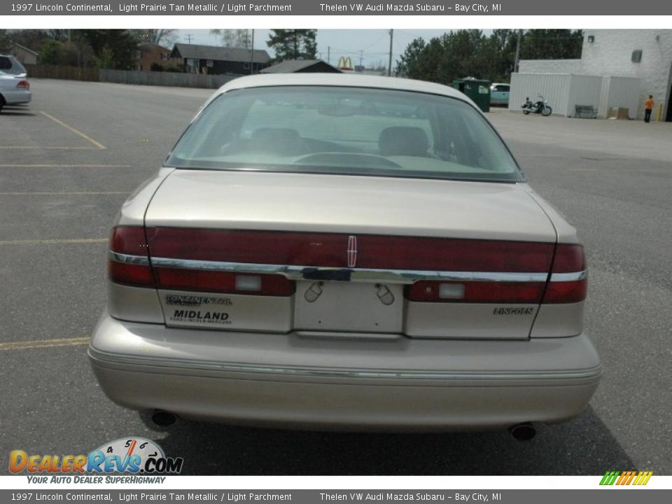 1997 Lincoln Continental Light Prairie Tan Metallic / Light Parchment Photo #5