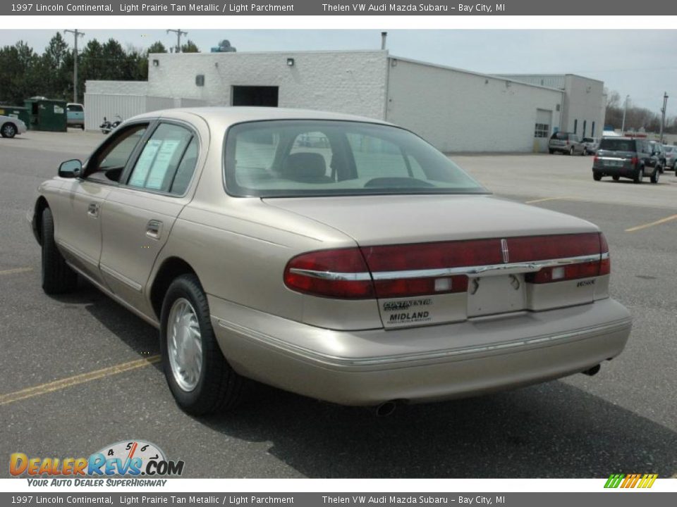 1997 Lincoln Continental Light Prairie Tan Metallic / Light Parchment Photo #6