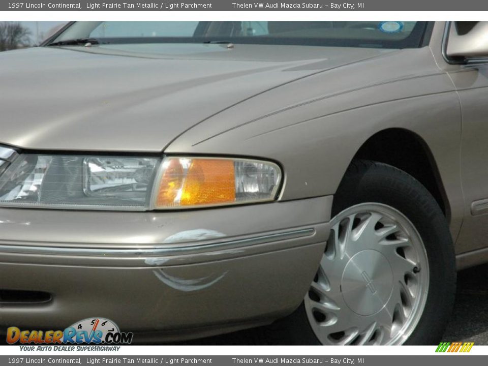 1997 Lincoln Continental Light Prairie Tan Metallic / Light Parchment Photo #7