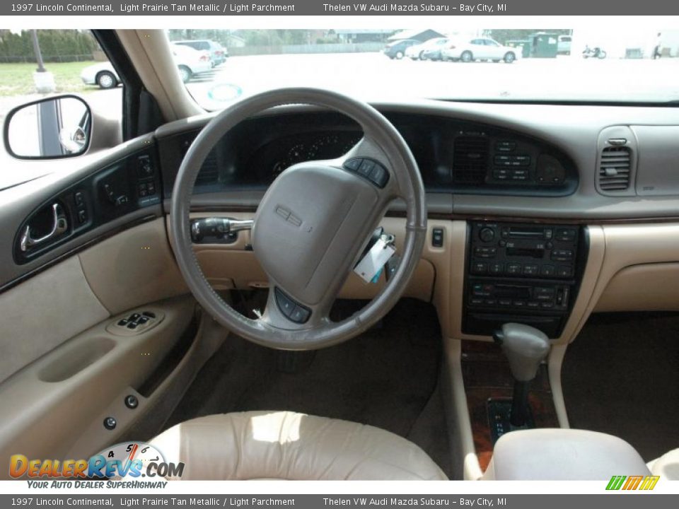 1997 Lincoln Continental Light Prairie Tan Metallic / Light Parchment Photo #8