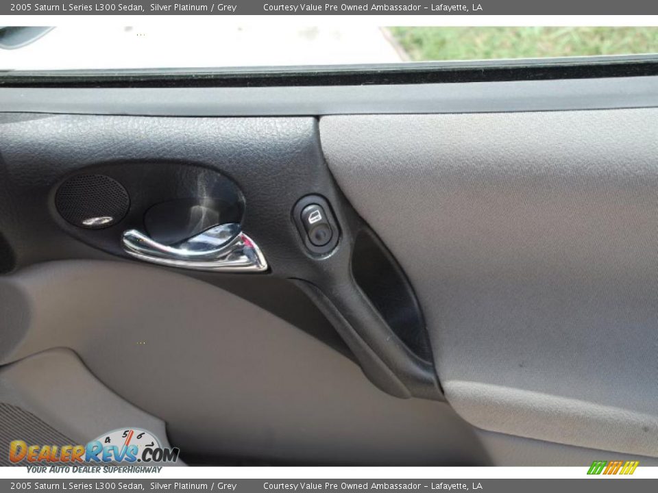 2005 Saturn L Series L300 Sedan Silver Platinum / Grey Photo #7