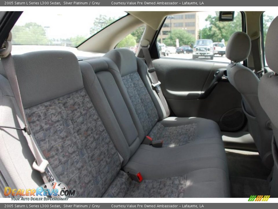 2005 Saturn L Series L300 Sedan Silver Platinum / Grey Photo #8