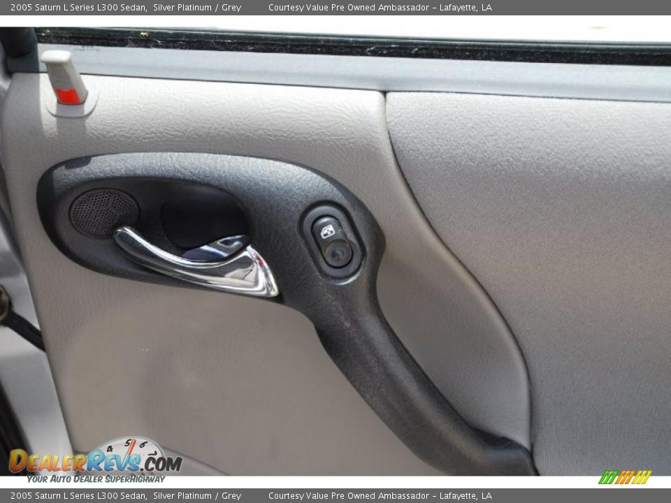 2005 Saturn L Series L300 Sedan Silver Platinum / Grey Photo #9