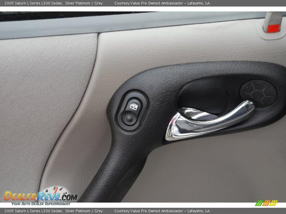 2005 Saturn L Series L300 Sedan Silver Platinum / Grey Photo #11