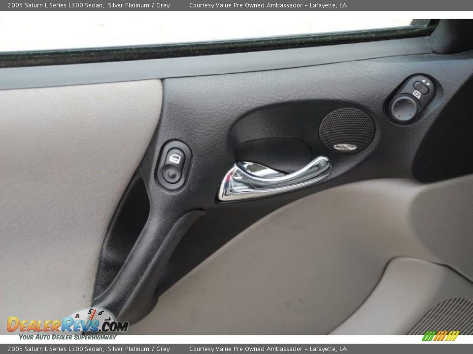 2005 Saturn L Series L300 Sedan Silver Platinum / Grey Photo #12