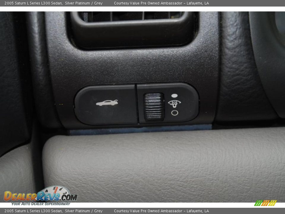 2005 Saturn L Series L300 Sedan Silver Platinum / Grey Photo #14