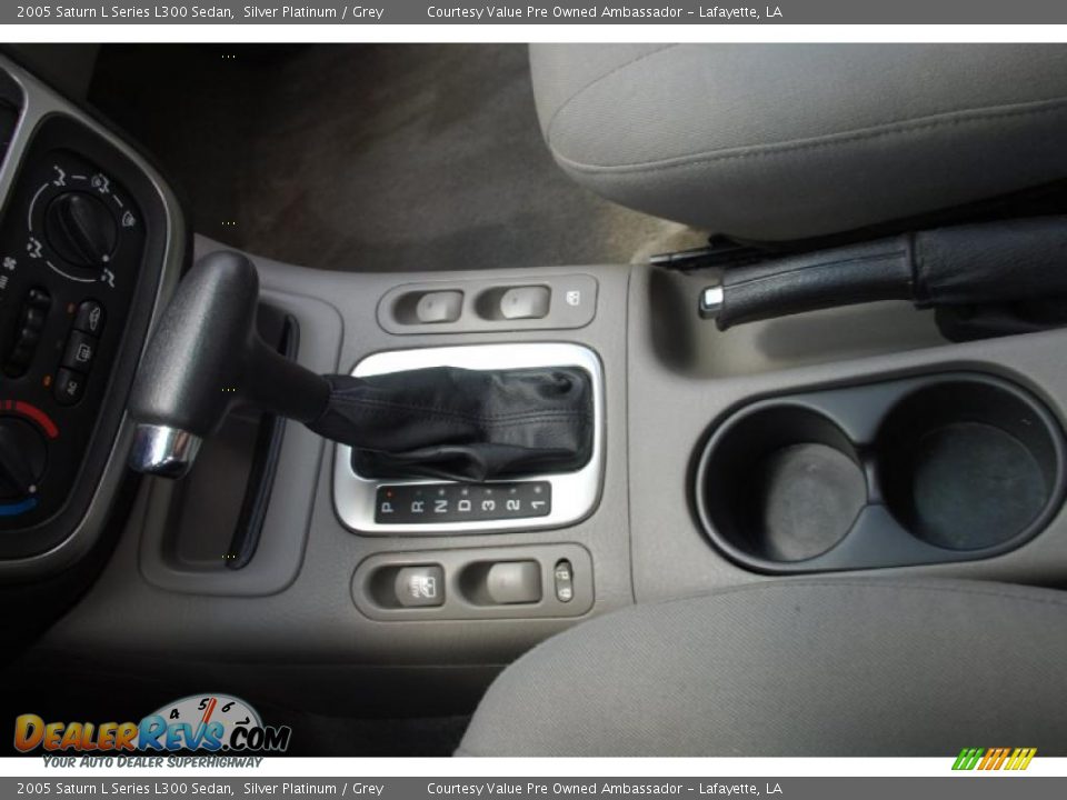2005 Saturn L Series L300 Sedan Silver Platinum / Grey Photo #22