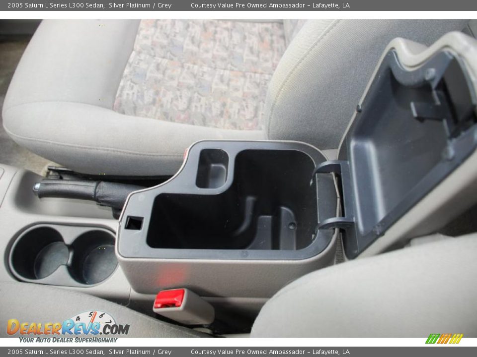 2005 Saturn L Series L300 Sedan Silver Platinum / Grey Photo #24