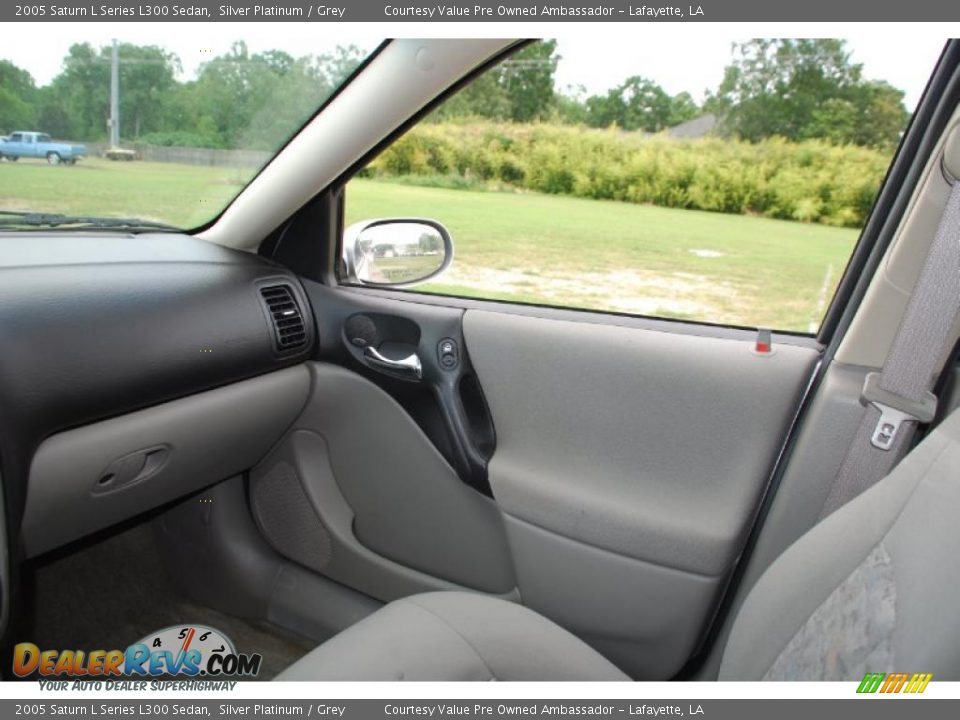 2005 Saturn L Series L300 Sedan Silver Platinum / Grey Photo #25