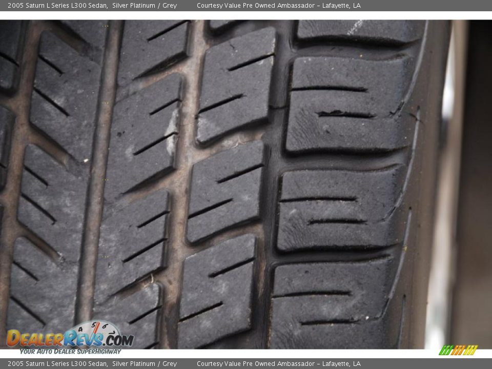 2005 Saturn L Series L300 Sedan Silver Platinum / Grey Photo #27