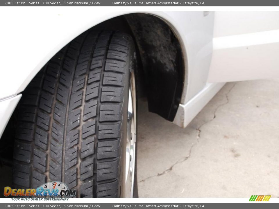 2005 Saturn L Series L300 Sedan Silver Platinum / Grey Photo #28