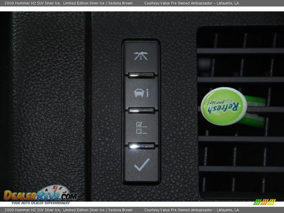 Controls of 2009 Hummer H2 SUV Silver Ice Photo #29