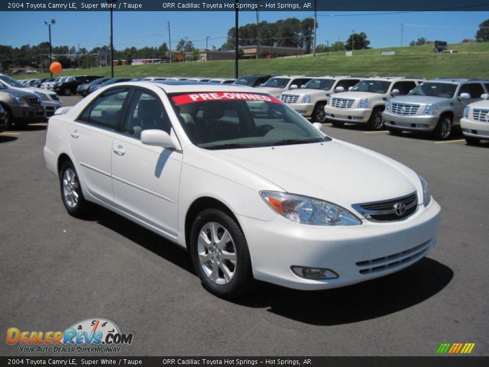 Front 3/4 View of 2004 Toyota Camry LE Photo #7