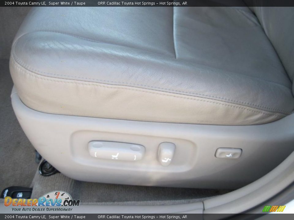 2004 Toyota Camry LE Super White / Taupe Photo #11