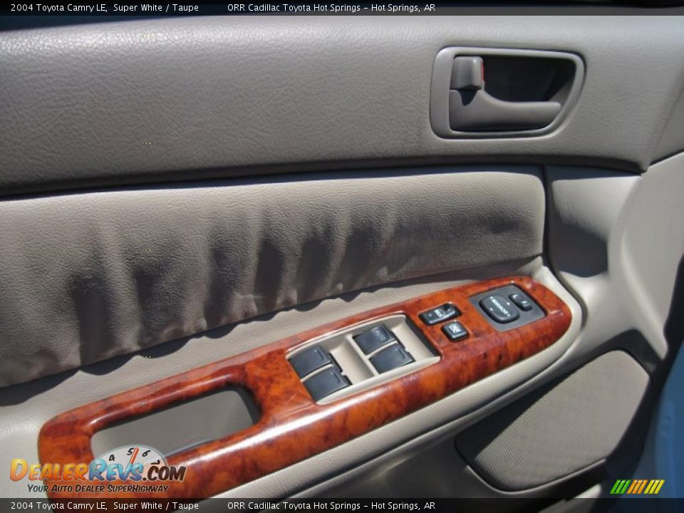 2004 Toyota Camry LE Super White / Taupe Photo #12